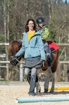 Heilpädagogische Reiten - Stiftung Bühl - schwarzes Pferd mit Kind