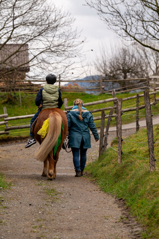 Heilpädagogische Reiten - Stiftung Bühl - Frau mit Pferd