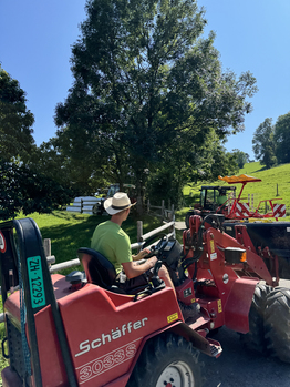 Bio-Landwirtschaft - Stiftung Bühl - Traktor fahren