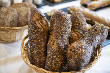 Produkte und Dienstleistungen Stiftung Bühl-Catering-Dessert im Glas mit Schlagrahm und Pistazien obendrauf