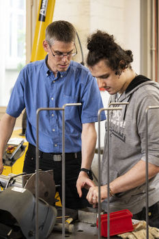 Produkte und Dienstleistungen Stiftung Bühl-Schreinerei- Mann am Holz zusägen