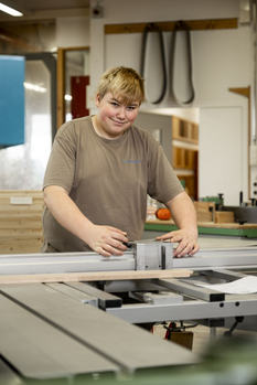 Schreinerei - Stiftung Bühl - Holz wird auf Maschine gelegt