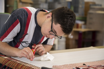 Produkte und Dienstleistungen Stiftung Bühl-Metallwerkstatt-Ausbilder zeigt Lernenden wir man Metall poliert