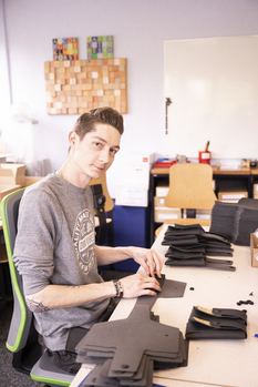 Produkte und Dienstleistungen Stiftung Bühl-Montagewerkstatt-Lernender beim Verpacken von Werbegeschenken