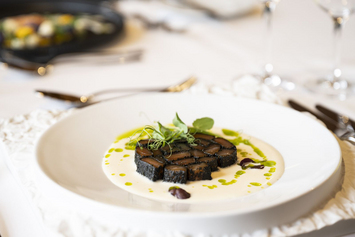 Produkte und Dienstleistungen Stiftung Bühl-Gastronomie-Humus auf einem Teller-lecker angerichtet